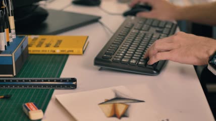设计人员在处理3D模型时的办公桌特写视频