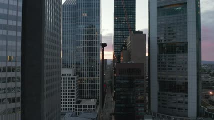 在摩天大楼和建筑物之间飞翔航拍