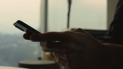 在智能手机上发短信的手特写实拍