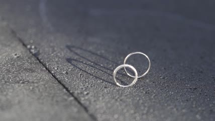 地上的订婚戒指特写实拍