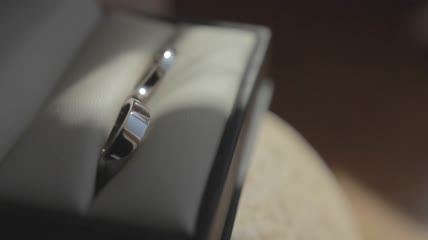 订婚戒指的盒子特写实拍