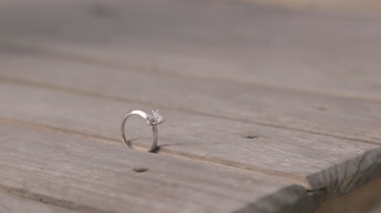 一枚钻石订婚戒指特写实拍