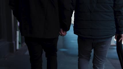 一起走在街上的男朋友特写实拍
