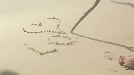 在海滩上写爱特写实拍