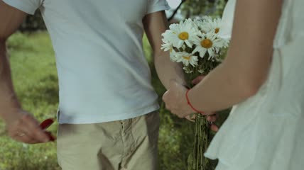 在美丽的花园里求婚特写实拍