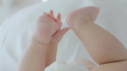 宝宝在玩他的脚特写实拍
