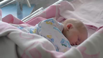给新生儿盖上毯子特写实拍