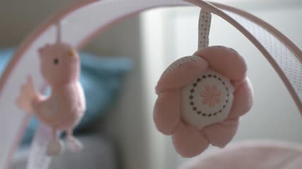 挂在床上的婴儿玩具特写实拍