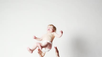 空中的婴儿穿着尿裤特写实拍