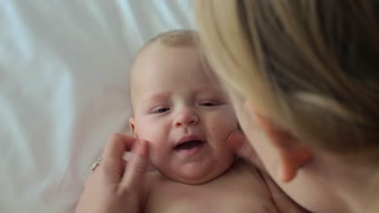 母亲和她的婴儿玩耍特写实拍