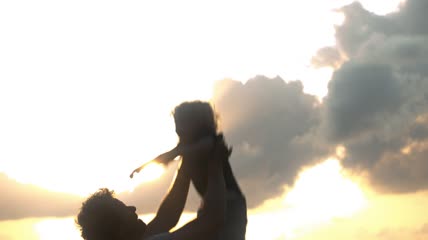 男婴和他的父亲一起玩耍特写实拍
