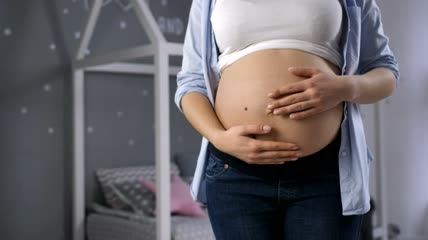 孕妇抱着肚子特写实拍