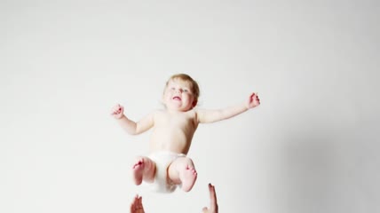 年幼的婴儿被父母抛起特写实拍