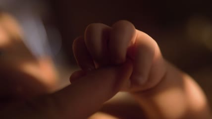 牵着婴儿的手特写实拍