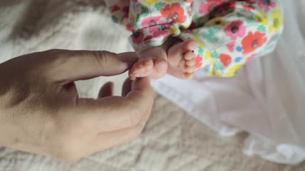 新生的小脚特写实拍