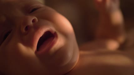 新生儿哭闹特写实拍