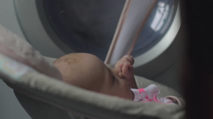 坐在座位上的小婴儿特写实拍