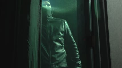 沉默的小偷在屋内偷看实拍
