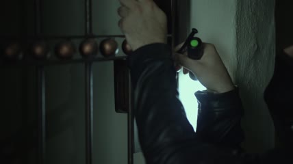 抢劫犯在晚上开锁特写实拍