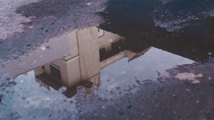 水坑里倒映着的房子特写实拍