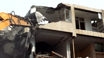 推土机摧毁房屋特写实拍