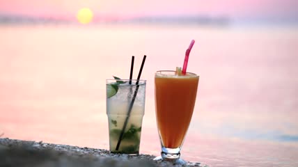 海滩上的两杯鸡尾酒特写实拍