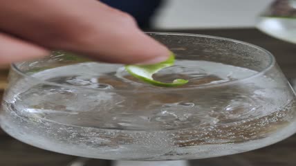 将柠檬皮放入玻璃杯中特写实拍