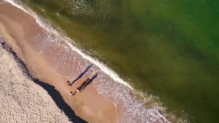 享受海滨的家庭航拍