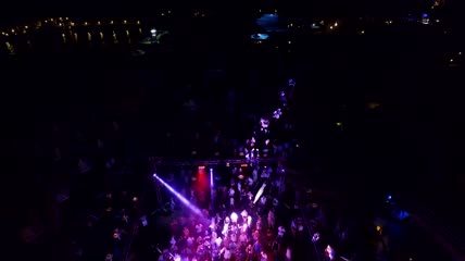 夜总会聚会从高处俯瞰