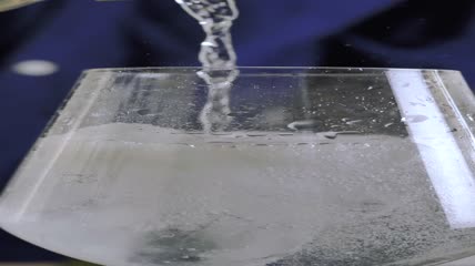 在玻璃杯中提供奎宁水特写