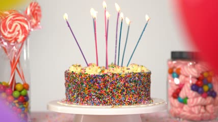 桌子上放着生日蛋糕和糖果