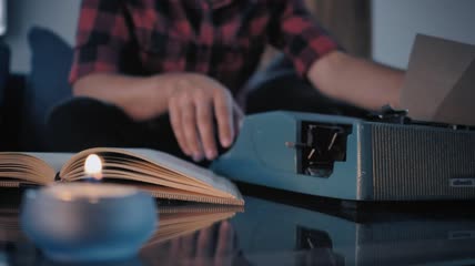 一个人在打字机上工作特写镜头