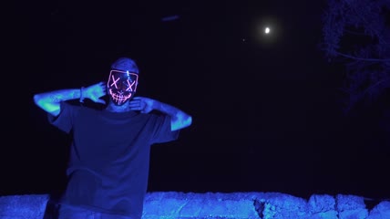可怕的蒙面人在月光下特写实拍