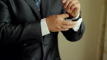商业企业家戴上手表特写实拍