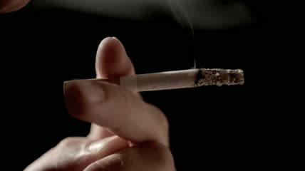 一名男子吸烟特写实拍