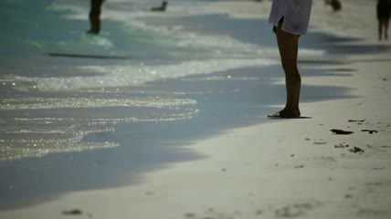沙滩上人山人海实拍
