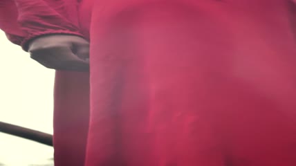 身穿红色连衣裙的年轻女子特写实拍