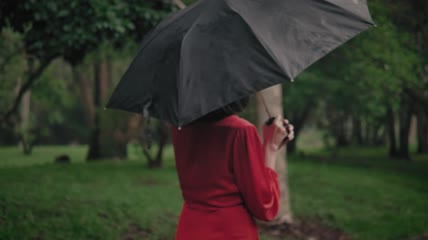 身穿红色衣服的时尚女郎特写实拍