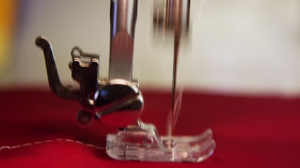 使用缝纫机进行缝纫特写实拍