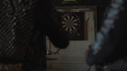 玩飞镖的人特写实拍