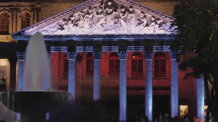 夜间照明的新古典主义建筑实拍