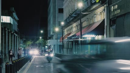 夜晚狭窄的大道实拍