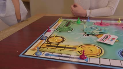 一个玩棋盘游戏的人的观点特写