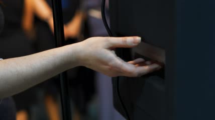 一名妇女等待打印的照片特写实拍