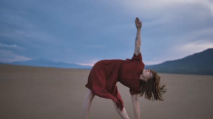 一名女子在沙漠中伸展身体特写实拍