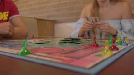 与周围人一起玩棋盘游戏特写