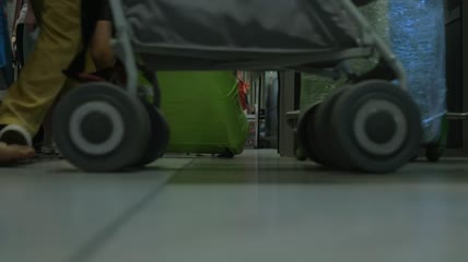 在机场周围走来走去的人特写实拍