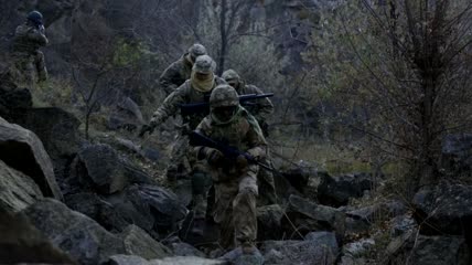 在岩石上行走的士兵特写实拍
