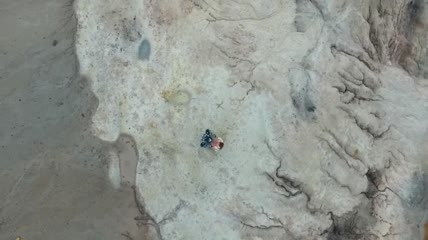 站在小山上的两个人俯瞰