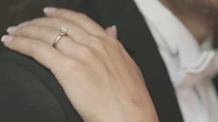 婚礼上新娘的手放在新郎的肩膀上